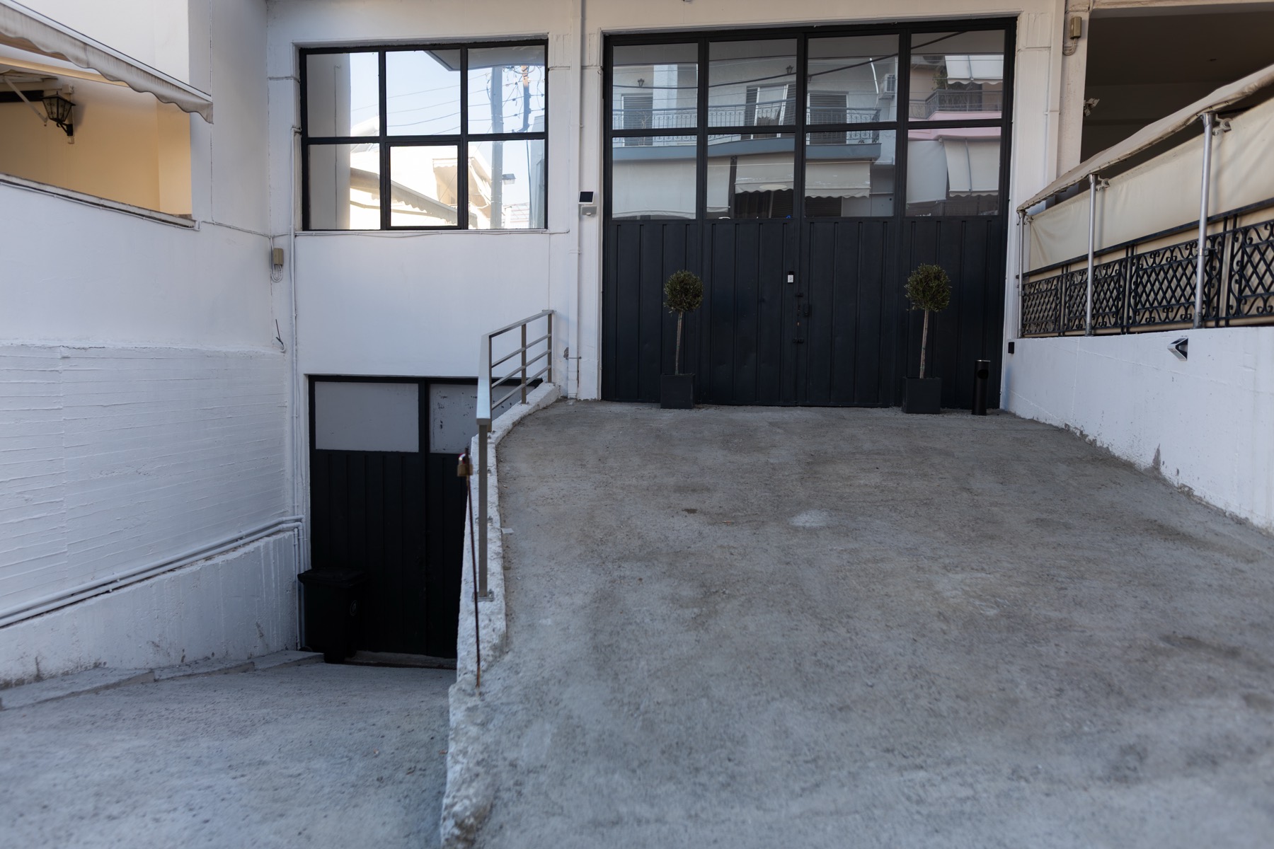 The studio entrance with its access ramp